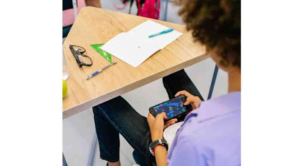 Learn how to help a distracted student focus in the classroom.