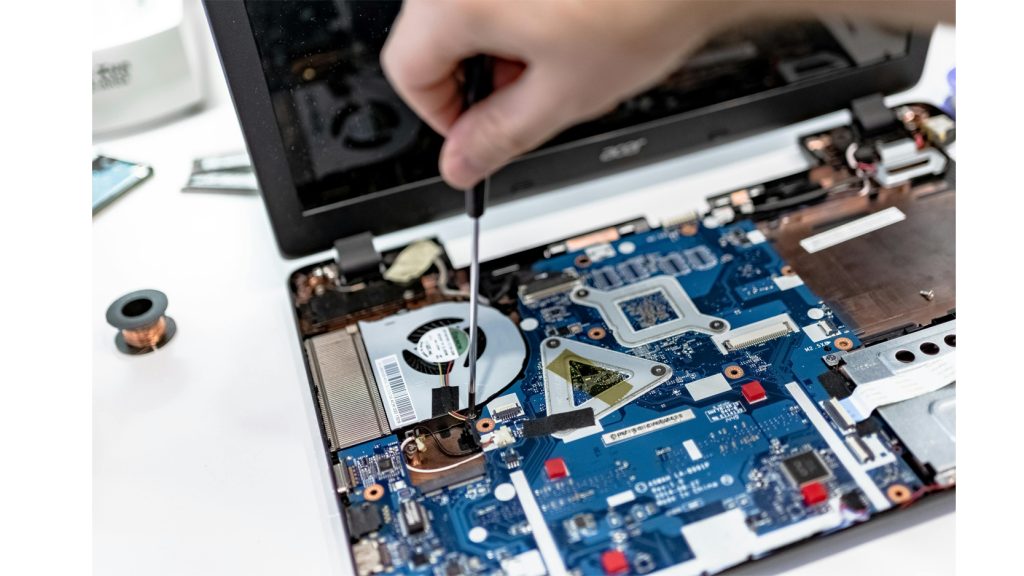 Learn the steps to becoming an IT technician.